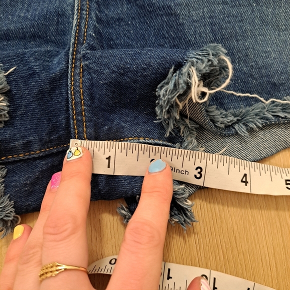 Levi's Medium Wash Distressed Raw Hem Stretchy Ribcage Denim Shorts Size 32 - Picture 10 of 10